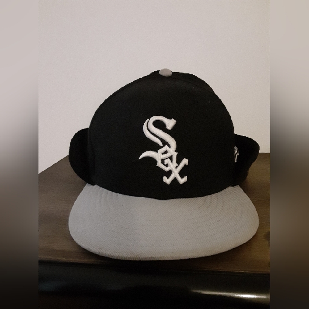 Chicago white Sox hat with fleece ear flap size 8